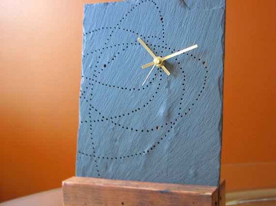 利用回收木材和板岩制作的时钟  