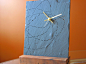 利用回收木材和板岩制作的时钟  