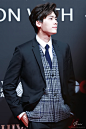 李易峰GQ2015年度人物颁奖典礼红毯造型 in DIOR HOMME。饭拍。
肤白貌美，盘亮条顺。