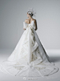 桂由美 2013婚纱系列，品牌婚纱设计一直推陈出新，A字或鱼尾，合体的剪裁塑形，精致的细节设计，无与伦比的美丽。