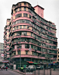 【corner houses】香港的建筑极具特色，或前卫新奇，或传统怀旧。德国摄影师Michael Wolf在香港拍摄了一系列精彩的照片，该专辑聚焦香港街头极具特色的corner houses，散落在香港各区