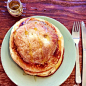 完美早餐松饼（pancake）用料面粉苏打粉(baking soda)白醋牛奶黄油砂糖淡奶油(light cream)鸡蛋1准备食材2一大碗面粉加一小勺苏打粉（苏打粉过量会发苦，所以一定控制用量，比例如图ORZ...） 混合后，搅拌、过筛3半杯牛奶加小半勺白醋，放置五分钟，比例如图Orz...（加白醋让饼更加松软）4取一格黄油（包装纸上标示的一格那么大），热水浴完全融化5鸡蛋打散，蛋液中加入两大勺砂糖（这个比例属于低甜度，请相信原po),加入步骤三中白醋牛奶混合物，加入融化后的黄油，加入适量淡奶油，充分搅