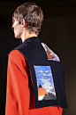 Raf Simons 2015春夏男装系列用回忆的美妙创造出现代的时髦感，同时让男装在形态中寻到全新样貌。外套和夹克背后的水手衣领上拼贴着如Hokusai的富士山锦鲤图、Simons父母结婚时的老照片、与好友 Olivier Rizzo和Willy Vanderperre十年前畅游过山车的照片，甚至是电影《大白鲨》的图景…这些看似杂乱无章的拼贴让服装在情怀里具象成无比时髦的形态。超级棒的一个系列!