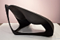 Zaha Hadid为意大利厂商Sawaya Moroni设计的蝠鲼椅子，材料为铸铝，前面有两个并排的座位，设计灵感源于海里的蝠鲼。可以坐两个人，如果人够胖，一个也能坐满。