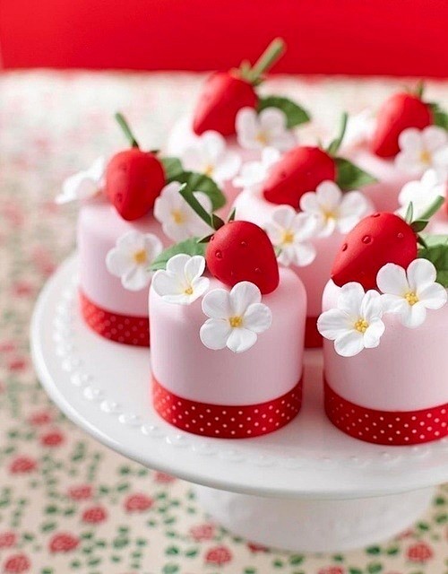 粉粉的草莓蛋糕。开始一天的好心情 ~~~...
