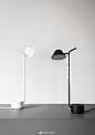 #DINZ灯具#Menu | Peek Table Lamp。最初是作为落地灯的结构设计的，最终演变成现在的台灯样式，出自瑞典设计师 Jonas Wagell 之手。看上去就像是一个缩小版的落地灯，白色或黑色粉末涂层钢结构，灯座和灯罩、灯杆的线条干净利落，灯底座的平面向下凹陷，刚好适合收纳一把钥匙的感觉。 ​​​​