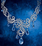 卡地亚高级珠宝系列——蓝宝石项链。它由铂金，钻石和蓝宝石组成，备受人们关注。七个椭圆形蓝宝石。如闪亮的喷雾一般美丽。_彩色宝石