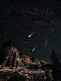 “地球与太空”单元高度赞扬奖获奖作品，由美国摄影师大卫·金哈姆拍摄，展示了美丽的英仙座流星。金哈姆一共拍摄了23幅照片，而后花数个小时对照片进行处理，才创作出这幅作品。英仙座流星雨是最有名的流星雨之一，母体为斯威夫特-塔特尔彗星，因从英仙座方向飞来，才被称之为“英仙座流星雨”。