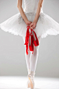 室内,人,漂亮的人,红色,快乐_da7d2da2a_青年女人拿着芭蕾舞鞋_创意图片_Getty Images China