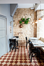 【#软装美学社公共空间#】巴黎&伦敦的Frenchie餐厅 |  在经过纽约老牌知名餐厅Gramercy Tavern的历练，来自南法的厨师Greg Marchand在2009年在巴黎开了Frenchie餐厅，全部亲自设计施工，很快的打出了知名度