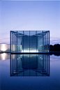 Tadao Ando(安藤忠雄) | 日本著名建筑师，从未受过正规科班教育，开创了一套独特、崭新的建筑风格，成为当今最为活跃、最具影响力的世界建筑大师之一。安藤忠雄自学建筑。1969年创立安藤忠雄建筑研究所。1976年完成位于大阪府的住吉长屋，是两层高的混凝土住宅，已显现其设计风格。