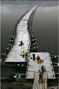 【赣州古浮桥】又称东津桥、东河浮桥。始建于宋乾道年间，至今已有800多年历史。浮桥长约400米，由100 多只小舟板并束之以缆绳相联而成。