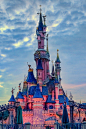 【巴黎迪士尼樂園 法語：Parc Disneyland】位於法國巴黎馬恩河谷的主題樂園，迪士尼第四座樂園，1992年4月12日開幕，初曾因法國當地人反對美國文化遭遇抵制不被看好，城堡建築和加州相同，來自電影『睡美人』(睡美人城堡靈感來自：德國新天鵝堡)，卻是加州的兩倍，有１４８英呎高更為尖聳。樂園分為五大園區，不同於其它迪士尼的是『發明世界』 園區設計的風格是出自大文豪 Jules Verne 的文學作品、李奧納多‧達文西的畫作風格…等等，更增設歐洲的建築樣式，被譽為是最具童趣的樂園，也是最早關門的迪士尼