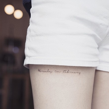 大腿上的性感 tattoo 
