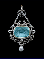 The aquamarine cameo with facetted back represent four Cupids (putti) playing the part of vintagers#珠宝首饰#