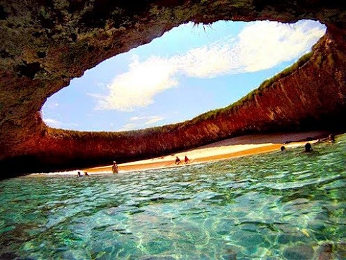 Hidden Beach-Marieta...