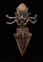 【金刚橛】藏语音“Dorje Phurba”，常用的翻译名为：金刚橛、普巴杵、羯磨杵、金刚降魔杵、普巴金刚等。密宗常见降魔镇妖手持法器，体积小巧，原为古印度兵器。有铜、银、木、象牙等各种材料制成。外形上，头部为三菱尖刃，中间为金刚杵，上端为金刚头像，通常有三个怒相神头饰，代表着嗔、痴、贪。