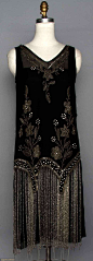 BEADED插板DRESS 20世纪20年代，黑色丝绸瓦特/水晶珠及串珠长刘海。
