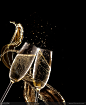 动感飞溅的香槟和酒杯高清图片