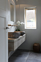 baño rústico, doble lavabo de piedra sobre encimera de madera con cajones, grifos de pared. presupuestON.com: 