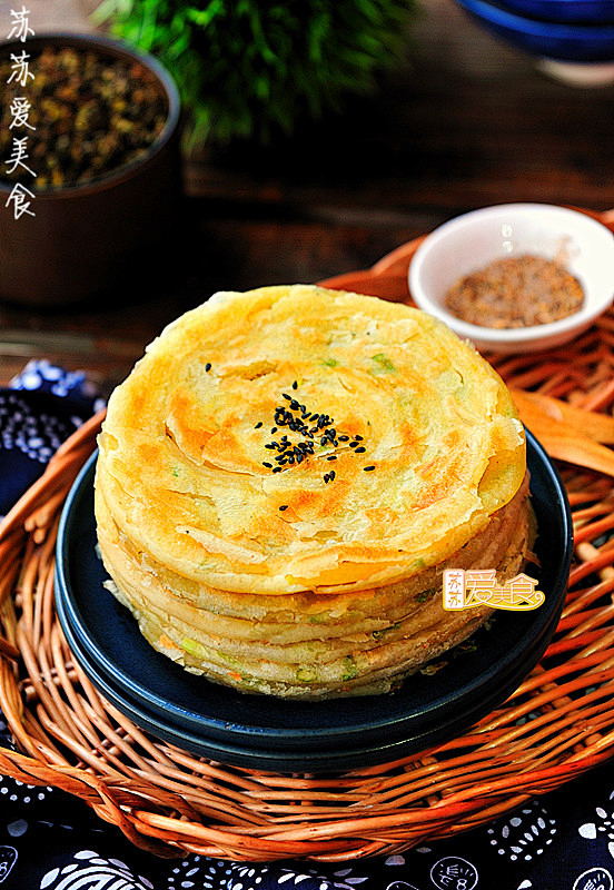 三个秘方做酥软千层的烫面葱花酥饼
食材：...