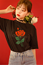 매력 한스푼 tee by 츄(chuu) : 탄탄한 소재의 면에 장미 프린팅이 그려진 데일리 티셔츠!                                                                               PRODUCT INFO    적당히 두께감있는 면소재의 차분한 컬러감들의 구성으로 4계절 내내 즐겨도 어색하지않을 요긴한 티셧 선보여드