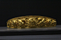金饰去伪
黄金仿古制品，现在大约有两种，一种是仿古工艺品，买卖双方心明眼亮，自然无可厚非；一种是按照老东西卖的“赝品”金饰。
  高纯度的黄金，是最稳定的金属，很多金饰历经千百年的埋葬，出土的时候依旧光彩熠熠，作赝者根据这个特点制作赝品金饰，足以让经验浅薄的收藏者无法辨别真伪。

  金 ​​​​...展开全文c