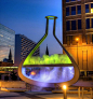 在与LED照明制造商和灯饰公司的合作下 ，加拿大艺术家Bill Pechet最近在温尼伯市的千年图书馆广场创建了一个巨型的公共装置雕塑：Emptyful。它是一个巨大的不锈钢框架结构，高耸的外形正是实验室里常见的烧瓶。中间的一根水平框架将烧瓶一分为二——向上喷发水雾、向下形成水幕，而蓝绿紫等炫丽的灯光这时会同时开启，为观众上演仿佛充满生命般的水舞灯光秀。到了冬天，水雾效果会被关闭，但灯光秀依然保留，取而代之以让人感觉到温暖的橘色等色调。