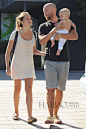 当地时间9月19日，泰莉莎·帕尔墨 (Teresa Palmer) 和老公Mark Webber抱着宝宝在洛杉矶外出吃午餐。