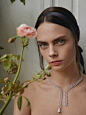 卡抽Cara Delevingne身穿Dior 登上《Vogue》日本版2021年11月号封面，造型复古唯美宛若仙女，整套大片以“sense of space”为主题，摄影师Camilla Akrans掌镜拍摄。 ​​​​