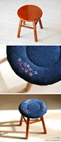 #手工创意# vivizhou手工创作人给小板凳冬装确实很有爱，很多时候做家务时常用的小凳，每个人家里都会有吧。只是坐久了容易屁股疼，加个棉帽会舒服很多。绣花是多余的手工，绣花的每一个小点都是特别的好看，每一个看到了这个手工刺绣的图的是心情愉快。http://t.cn/zjHa0ak