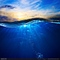 蓝色天空下的蓝色海洋波浪水纹高清图片