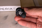 挂耳上的小助手，索尼 Xperia Ear 抵港动手玩 : 早在 2 月的 MWC 随着 Xperia X 系列登场的 Xperia Ear，终于也宣告会在 12 月中在香港上市，定价 HK$1,598。这款有如真．无线耳机的 Xperia Ear 只有单边，扣在耳蜗里几乎轻如无物，机身也没有多余装饰，只有一个按下面板的实体键。一如其他的 Sony 耳机配件，Xperia Ea...