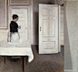 寂静的诗情画意。画家Vilhelm Hammershoi的画人物基本上只有一个，那就是他的妻子爱尔达。主要是以他的家为描绘对象，物件精简，除了门、窗之外，只有几件精致考究的家具以及家具上的摆件。Hammershoi是极度安静的人，他回避着世间的一切，用黑白灰的色彩细细涂抹他的家庭景观，也是他自己的内心景观