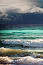 大雨来临前的海岸，华丽的三色浪花。