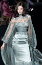 #生于天桥底 死在更衣间#
Mariacarla Boscono @ Elie Saab F/W 2005 Couture

这套绿色被女王驾驭得真的是好看得不要不要的！！！ ​​​​