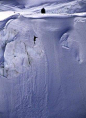 35岁的瑞典自由高坡滑雪爱好者Tomas Bergemalm从600英尺的雪山悬崖壁上一滑而下，挑战运动极限，他的好朋友Patrik Lindqvist为他拍下了这一惊险的瞬间。 #瞬间#
