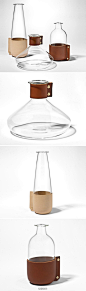 产品设计师西蒙·哈桑（Simon Hasan）设计的系列实验室级高硼硅玻璃器皿，玻璃瓶，手工精心制作，并以软化皮革缠绕。皮革和玻璃强烈对比与结合，精美绝伦。


玻璃与皮革