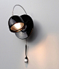 这款壁灯的形态是一个异想天开的壁挂式灯杯、碟和汤匙组成，艺术设计和功能之间的界限模糊，用一种新的和意想不到的方式强调咖啡杯。