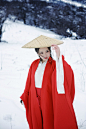 #汉服# #雪景# 
#冬之时 雪之霏# 
云横秦岭家何在，雪拥蓝关马不前
战退玉龙三百万，败鳞残甲飞满天
出镜：@淮水无支祁- 
摄影/后期：蹄子