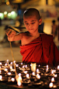 作    者：楚鹏
作品描述：这是我到达缅甸首都仰光的第一站，大金塔是缅甸最神圣的佛塔，我的拍摄计划之一便是在这里记录当地人虔诚向佛的场景，于是便有了这张在烛光下令我感动的画面。