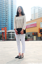 #OneMoreLook街拍# 白裤胶鞋很清爽，3月31日，浙江传媒学院
