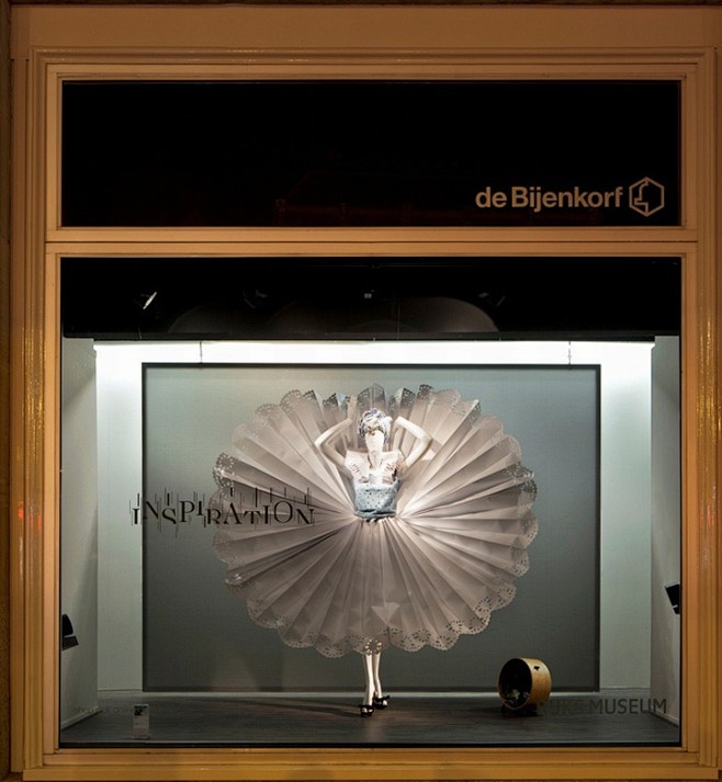 De Bijenkorf橱窗纪念荷兰艺术...