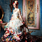 新一季 Stella de Libero婚纱的设计灵感来自色彩斑斓的鲜花，再配以欧洲宫廷的背景，奢华和复古感瞬间飙升