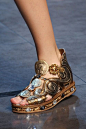 Dolce & Gabbana SS 2014#装饰品# #金属链子# #金属装饰# #水壶# #项链# #宝石# #中国风饰品##鞋#