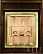 Prada 2011年的圣诞橱窗设计灵感来源于珠宝盒。精致的天鹅绒盒子呈现且突出了2012 早春服饰系列，使其在橱窗空间内是如此夺人眼目，如同稀世珠宝一般。