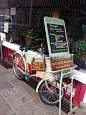 剑桥地区的人极爱自行车，小店前也常以自行车做招牌，咖啡店、甜品店、理发店都是。