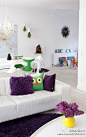 创意家居家装这款主客厅面积宽敞，彩用白与紫的双色搭配十分活泼。中间夹杂着鲜艳绿色，十分有趣。