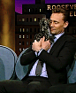 萌碎了最近在《The Late Late Show》节目中抱着小豹子的#Tom Hiddleston#！不知道眼睛该看抖森还是小豹子了。互相蹭蹭什么的太可爱了！（图源自汤）