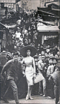 1962年，香港。時裝模特走街。---- http://t.cn/8sIvtsF